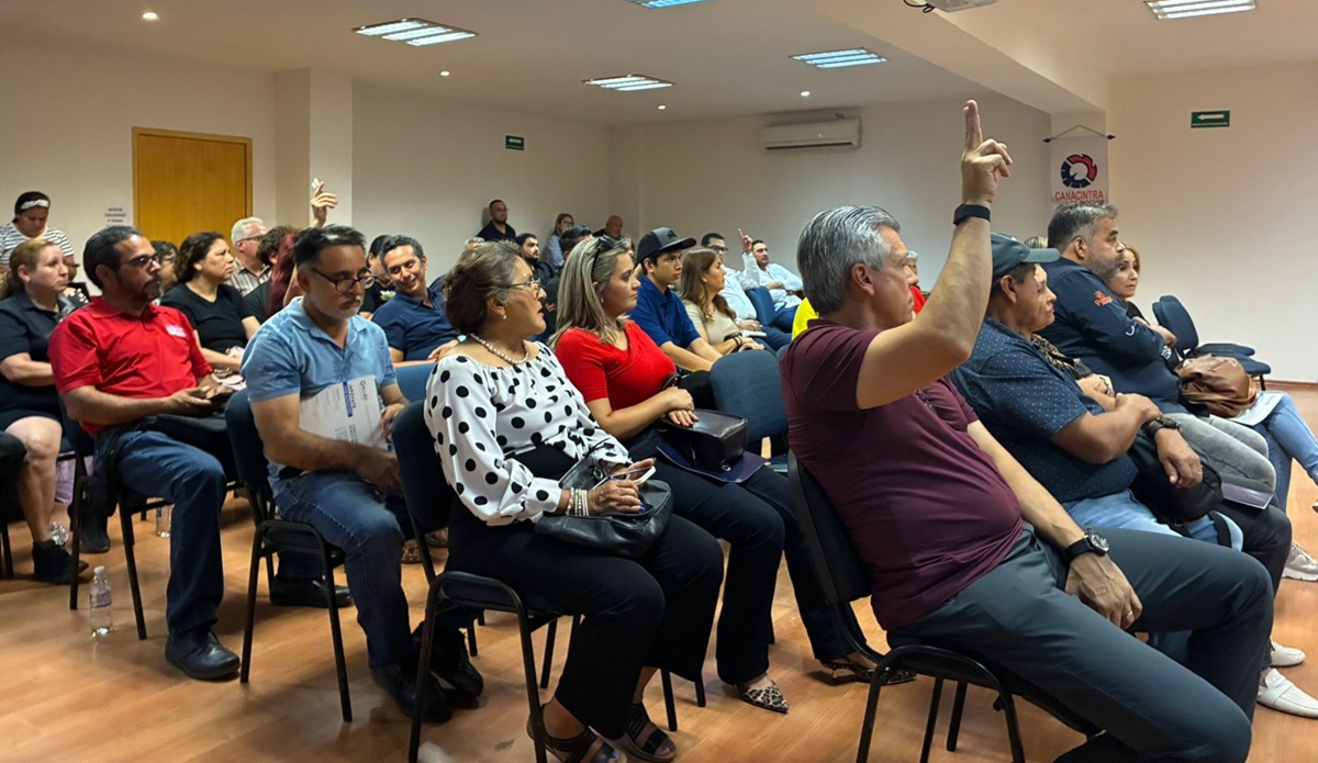 Fiscalía de Sinaloa se reúne con comerciantes de Plaza Fiesta Las Palmas
