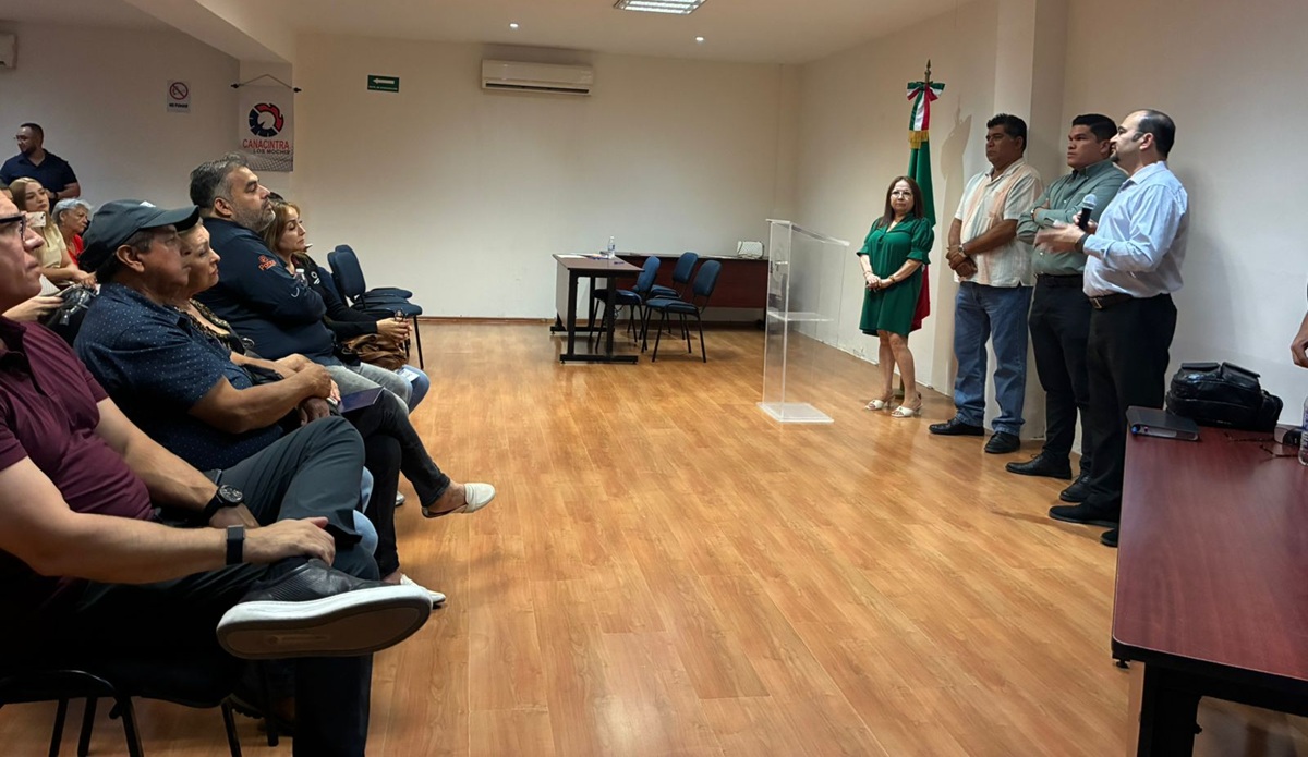 Fiscalía de Sinaloa se reúne con comerciantes de Plaza Fiesta Las Palmas