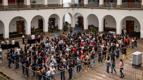 ¡Hubo largas filas! Ciudadanos acuden por sus boletos para el concierto de Kevin AMF durante inauguración del Mundialito, en Culiacán