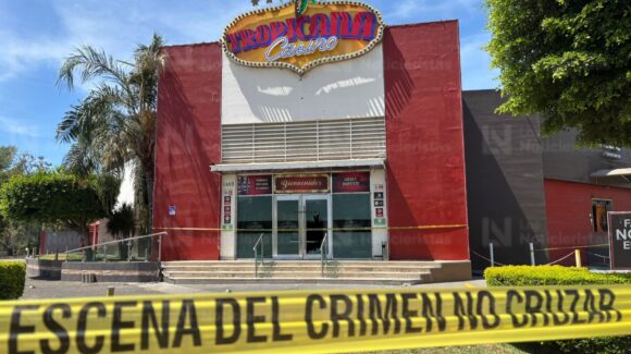 A casi un día del incendio provocado, Fiscalía reanuda diligencias en el casino Tropicana de Culiacán