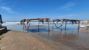 fuerte marea causa estragos en la costa de playa las glorias en guasave