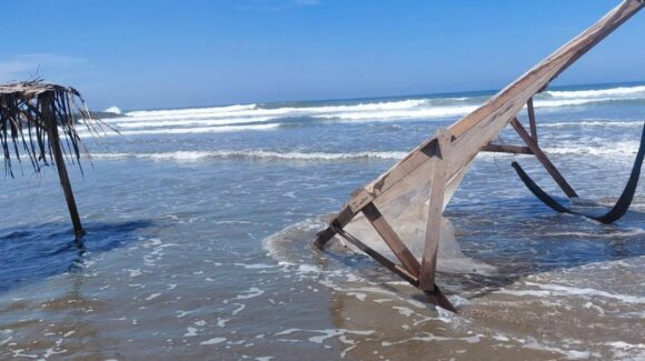 Fuerte marea causa estragos en la costa de playa Las Glorias en Guasave, Sinaloa