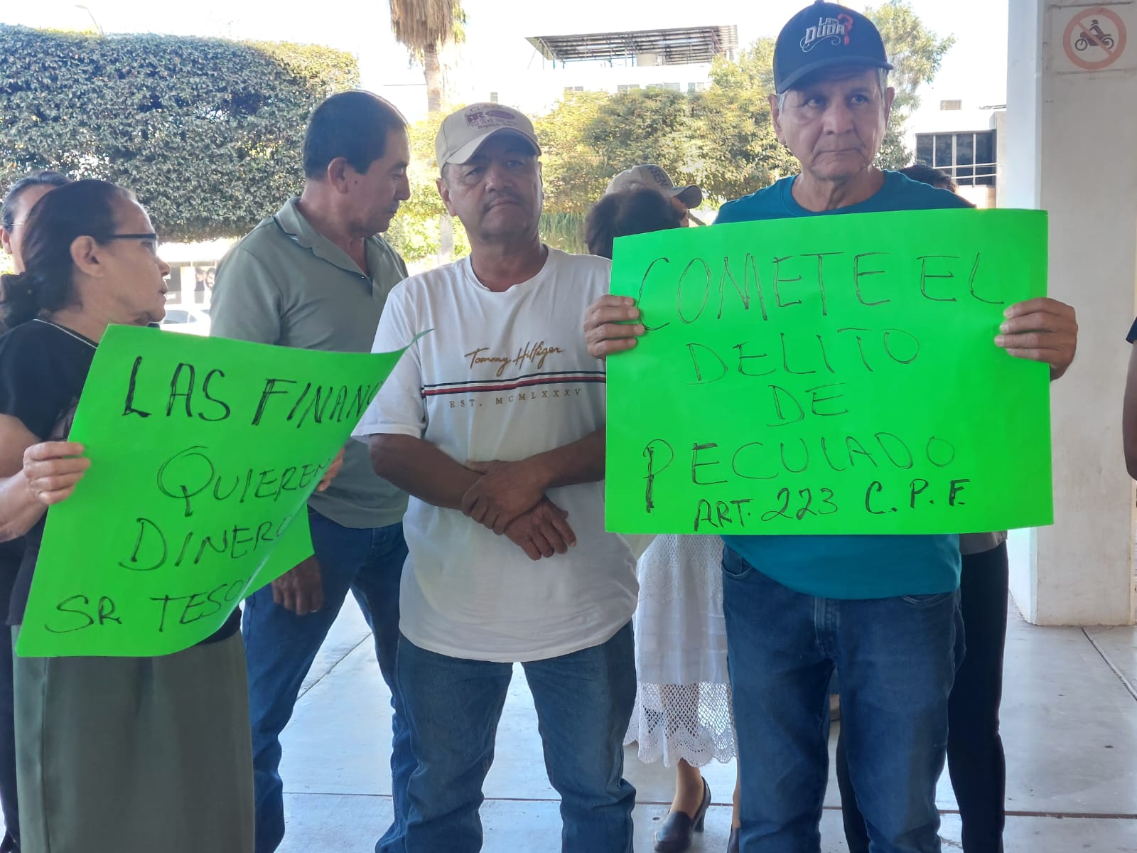 Integrantes de Fuerzas Unidas de Sinaloa se manifiestan en Salvador Alvarado