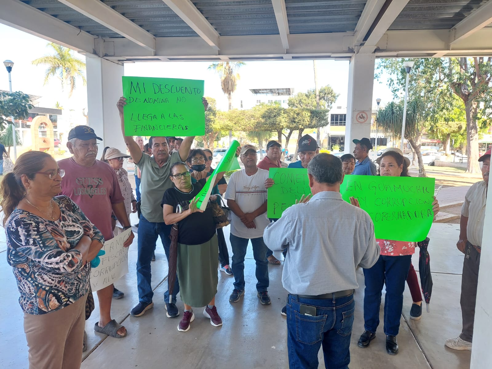 Integrantes de Fuerzas Unidas de Sinaloa se manifiestan en Salvador Alvarado