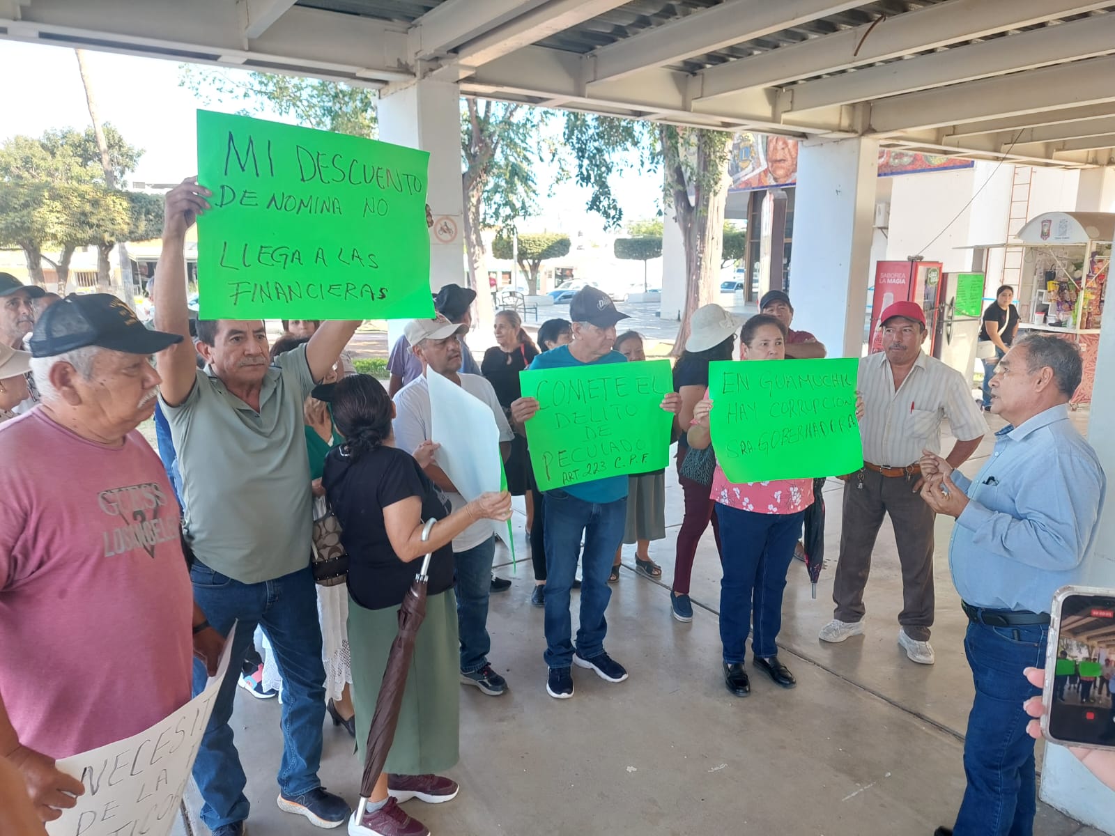 Integrantes de Fuerzas Unidas de Sinaloa se manifiestan en Salvador Alvarado