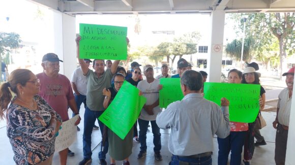 Integrantes de Fuerzas Unidas de Sinaloa se manifiestan en Salvador Alvarado por descuentos no entregados a financieras