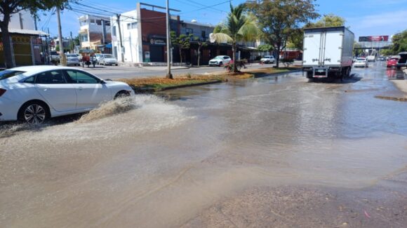 Fuga de agua inunda calles de la Francisco Villa en Mazatlán, Sinaloa; Jumapam actúa y repara el daño