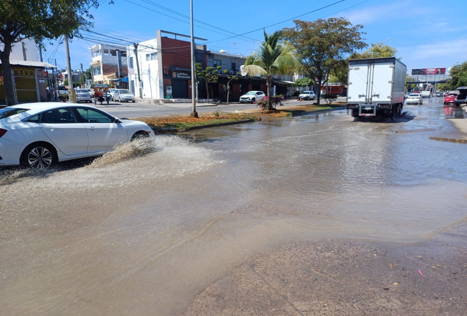Fuga de agua en la Pancho Villa, Mazatlán