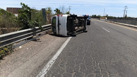Gran bache provoca volcadura de vagoneta sobre la carretera México 15, a la altura de El Burrión, en Guasave, Sinaloa