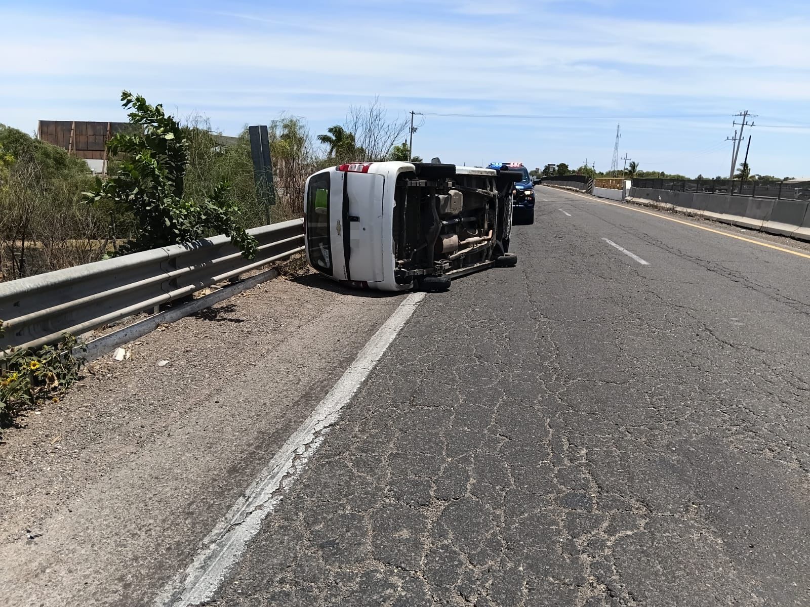 Volcadura de vagoneta sobre la carretera México 15, en Guasave
