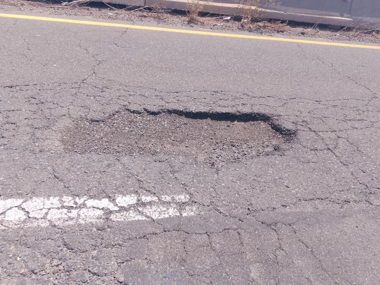 Enorme bache sobre la carretera México 15 provocó volcadura en Guasave