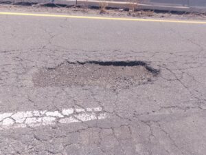 Enorme bache sobre la carretera México 15 provocó volcadura en Guasave