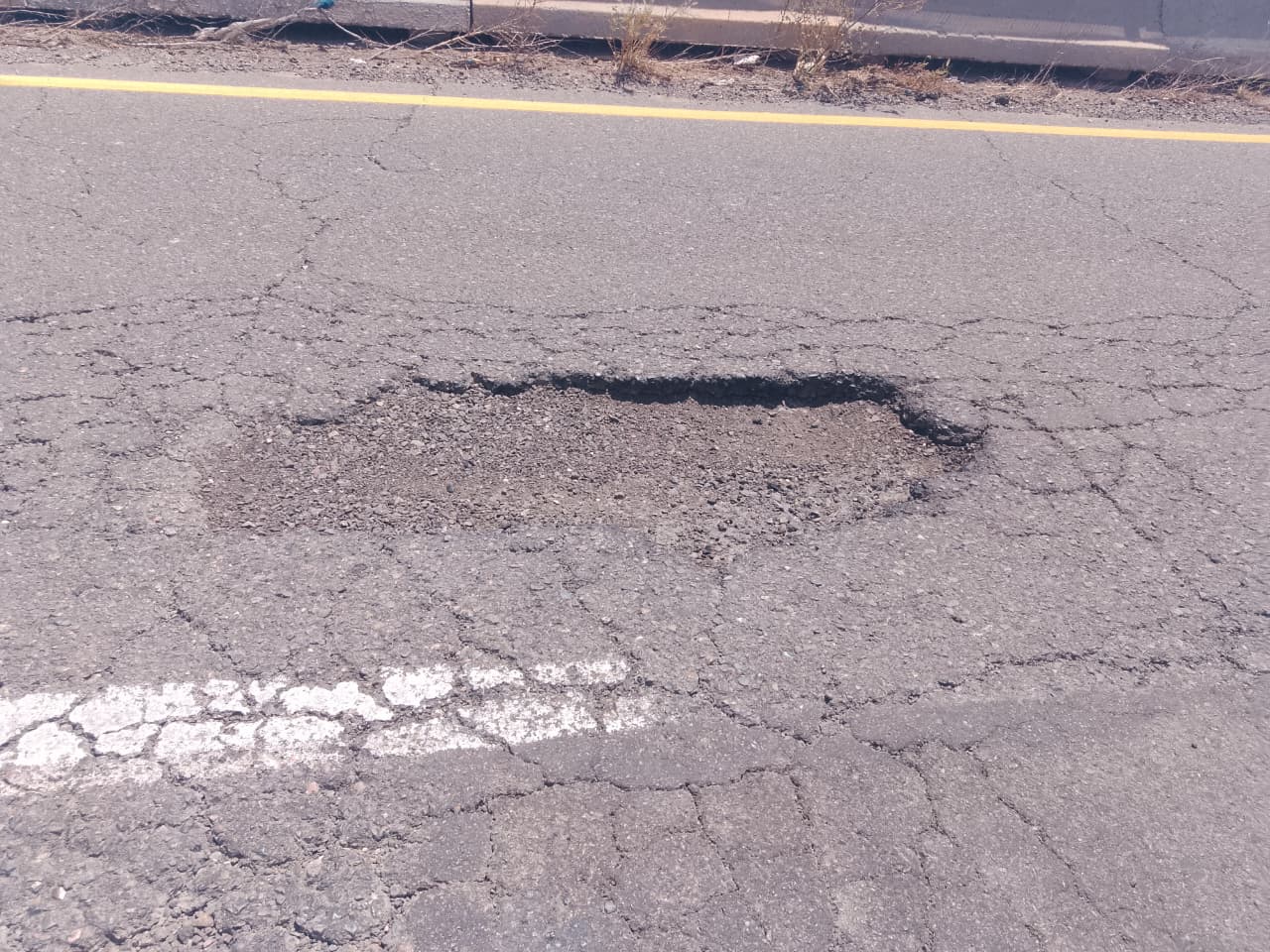 Enorme bache sobre la carretera México 15 provocó volcadura en Guasave