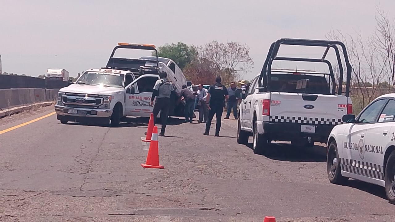 Volcadura de vagoneta sobre la carretera México 15, en Guasave