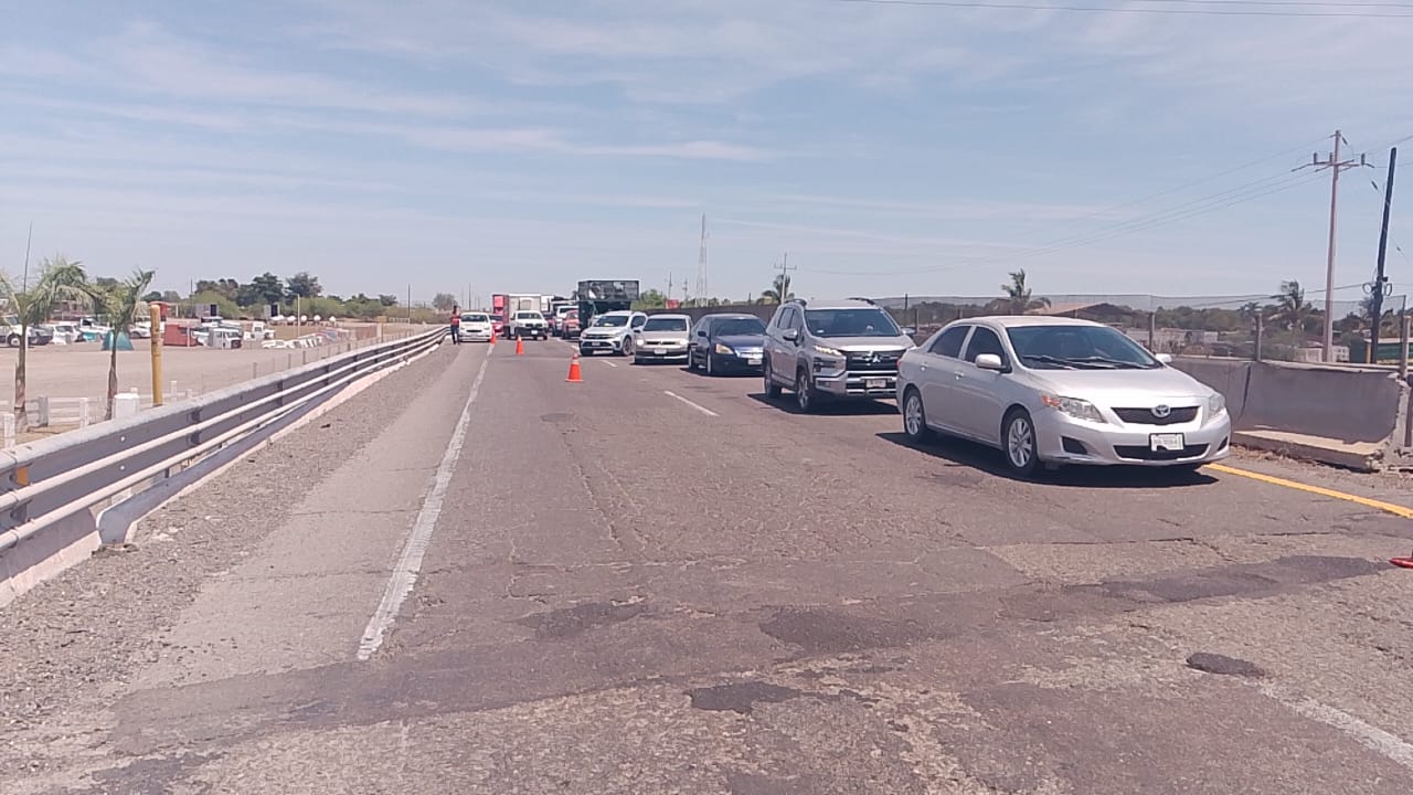 Volcadura de vagoneta sobre la carretera México 15, en Guasave