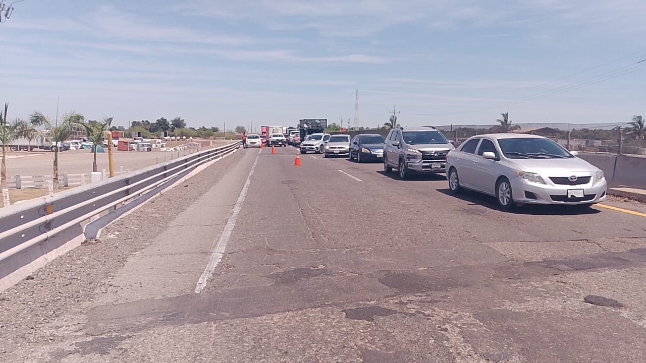 Volcadura de vagoneta sobre la carretera México 15, en Guasave