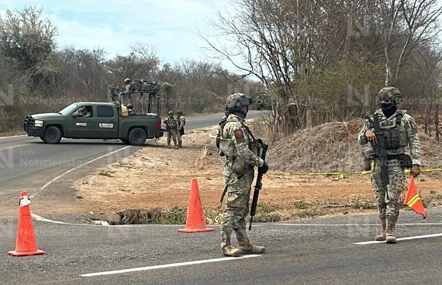 Personal de Guardia Nacional asegurando zona donde se localizó una persona ejecutada en carretera