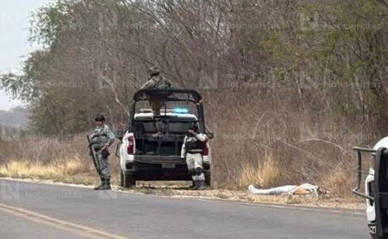 Personal de Guardia Nacional asegurando zona donde se localizó una persona ejecutada en carretera