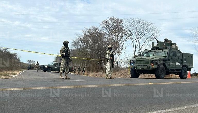 Personal de Guardia Nacional asegurando zona donde se localizó una persona ejecutada en carretera