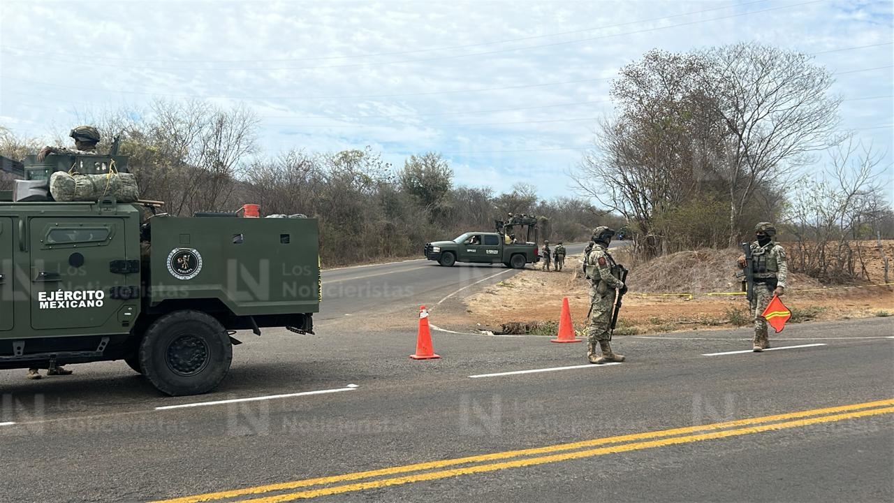 Personal de Guardia Nacional asegurando zona donde se localizó una persona ejecutada en carretera