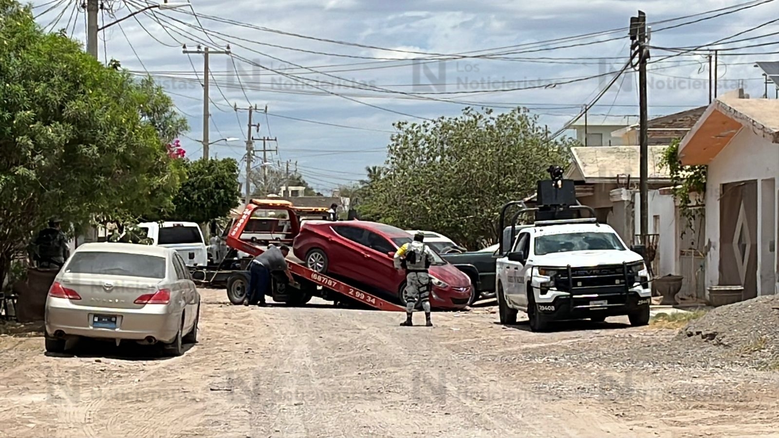 Elementos de la Guardia Nacional y SSPC durante operativo y cateo de vivienda en Guasave