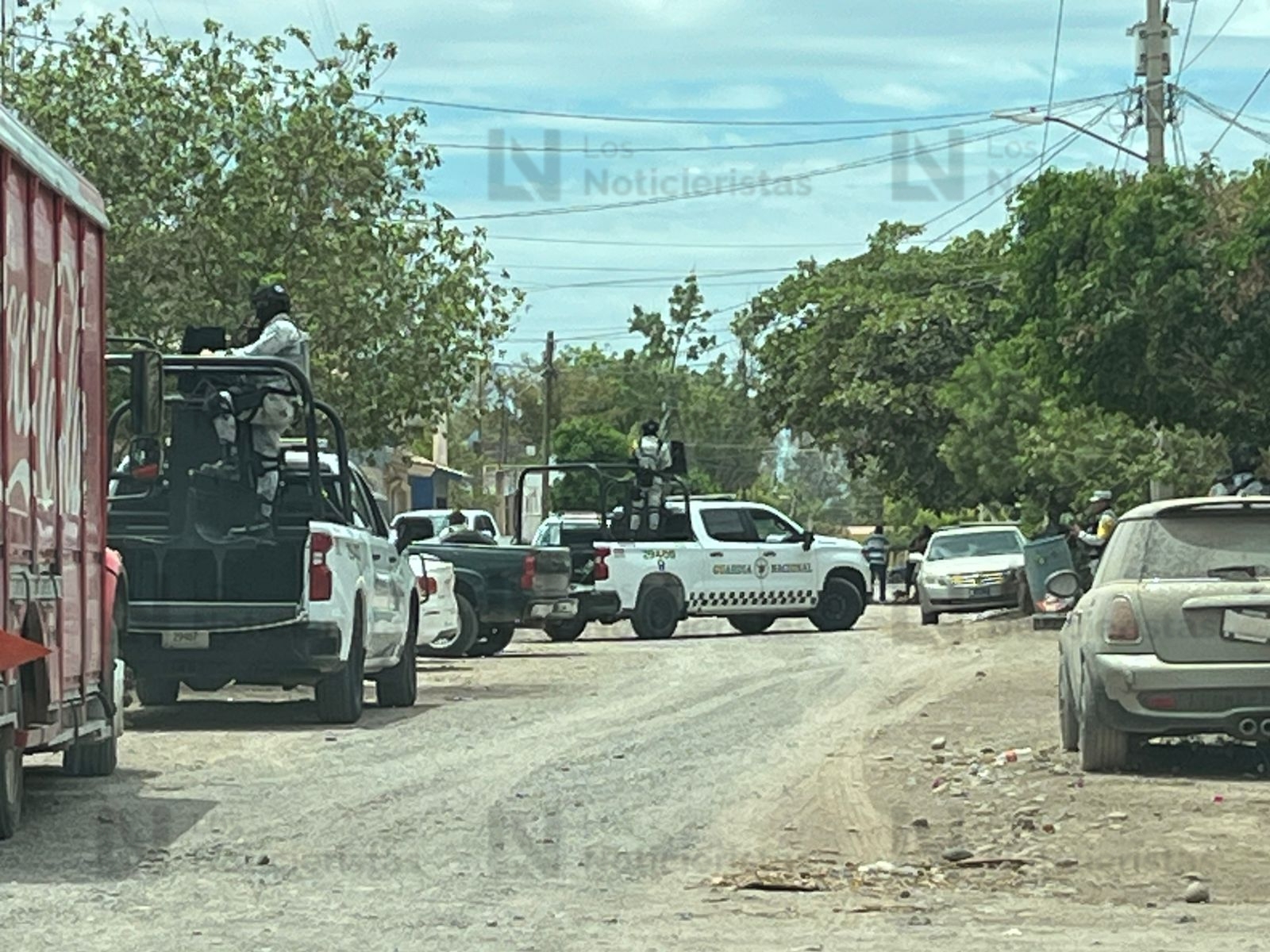 Elementos de la Guardia Nacional y SSPC durante operativo y cateo de vivienda en Guasave