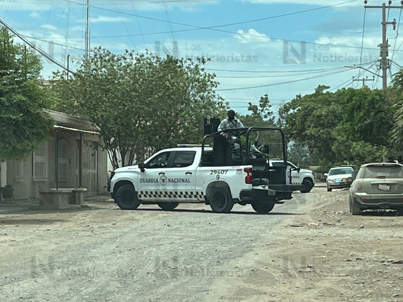Elementos de la Guardia Nacional y SSPC durante operativo y cateo de vivienda en Guasave