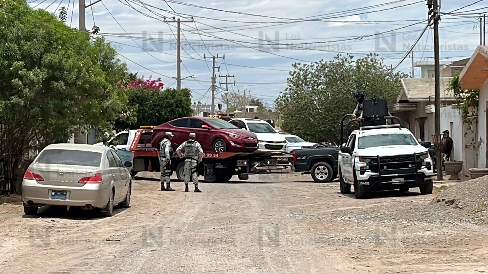 Elementos de la Guardia Nacional y SSPC durante operativo y cateo de vivienda en Guasave