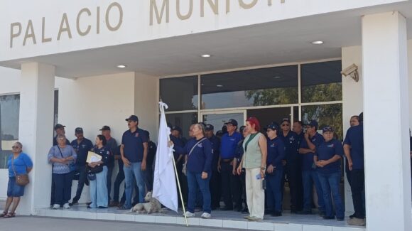 Guerreros Azules toman el Ayuntamiento de Angostura, Sinaloa, para exigir solución a rezago salarial de policías