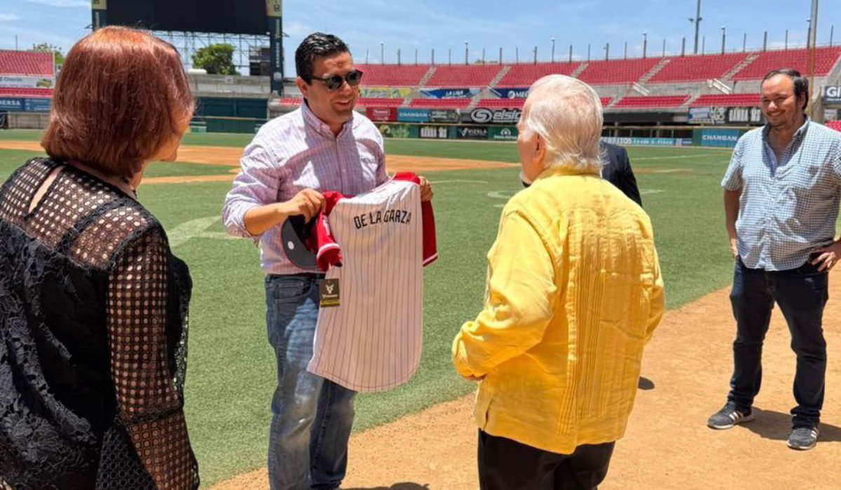 Gustavo Mario de la Garza visita el Estadio Teodoro Mariscal en Mazatlán