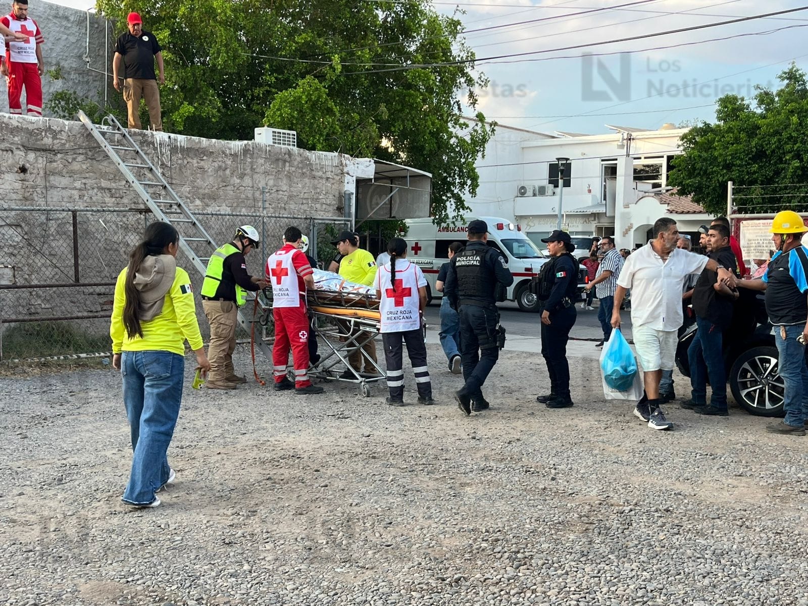 Trabajador sufre descarga eléctrica y termina con quemaduras en Guasave