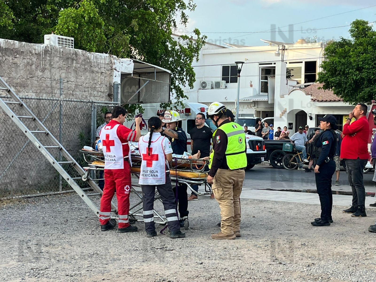 Trabajador sufre descarga eléctrica y termina con quemaduras en Guasave