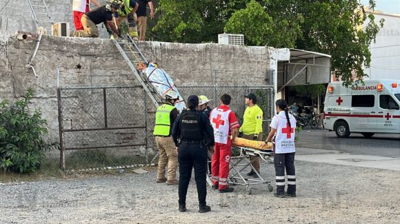 Trabajador sufre descarga eléctrica y termina con quemaduras en su cuerpo en la colonia Centro de Guasave, Sinaloa