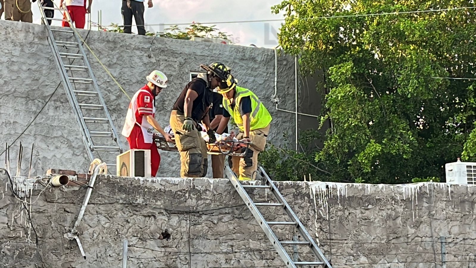 Trabajador sufre descarga eléctrica y termina con quemaduras en Guasave