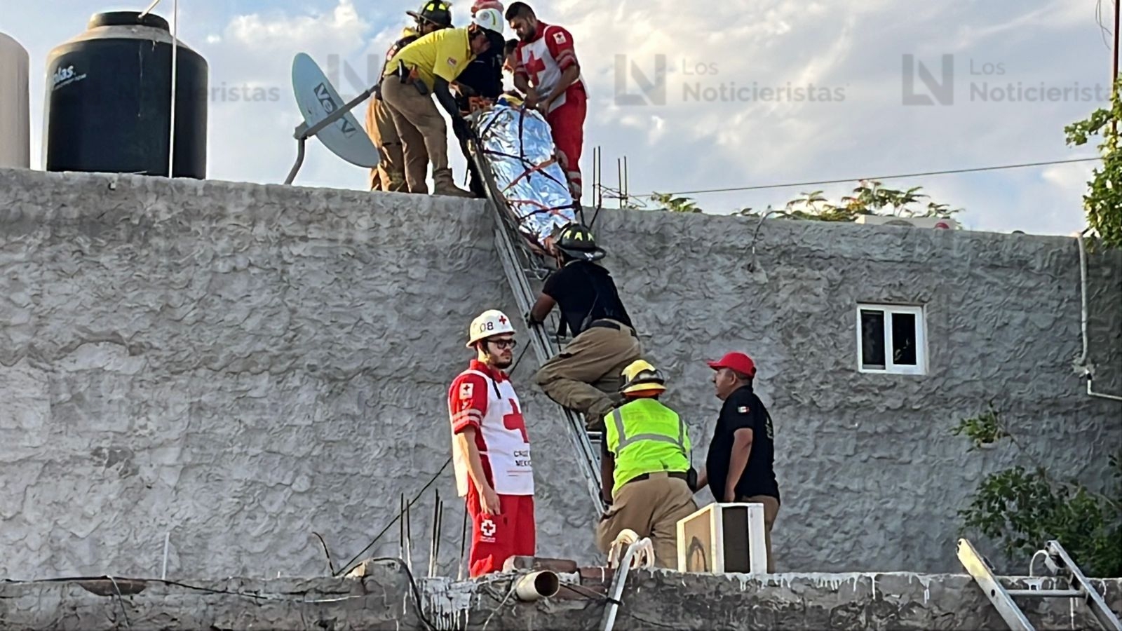 Trabajador sufre descarga eléctrica y termina con quemaduras en Guasave