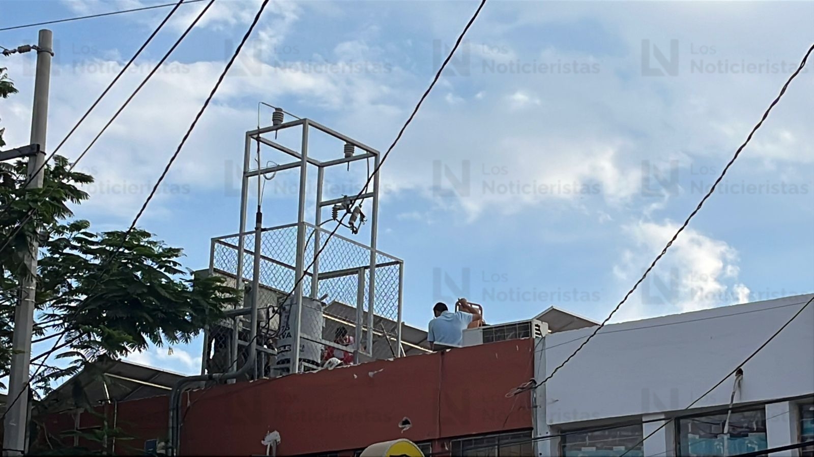 Trabajador sufre descarga eléctrica y termina con quemaduras en Guasave