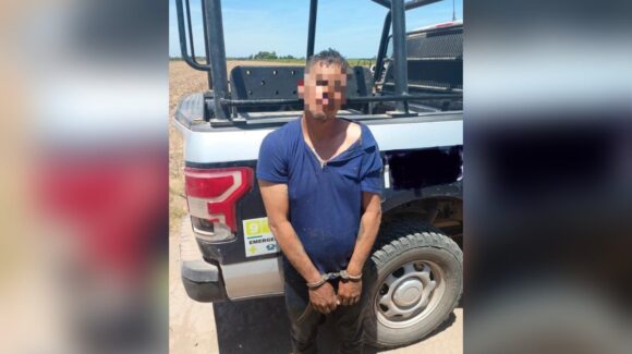 Hombre es detenido tras intentar incendiar su casa y amenazar a su esposa con un arma de fuego en Ahome, Sinaloa