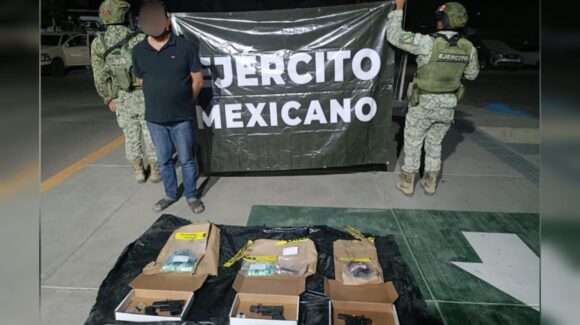 Detienen a hombre armado y con droga en la colonia Estela Ortiz de Toledo en Culiacán