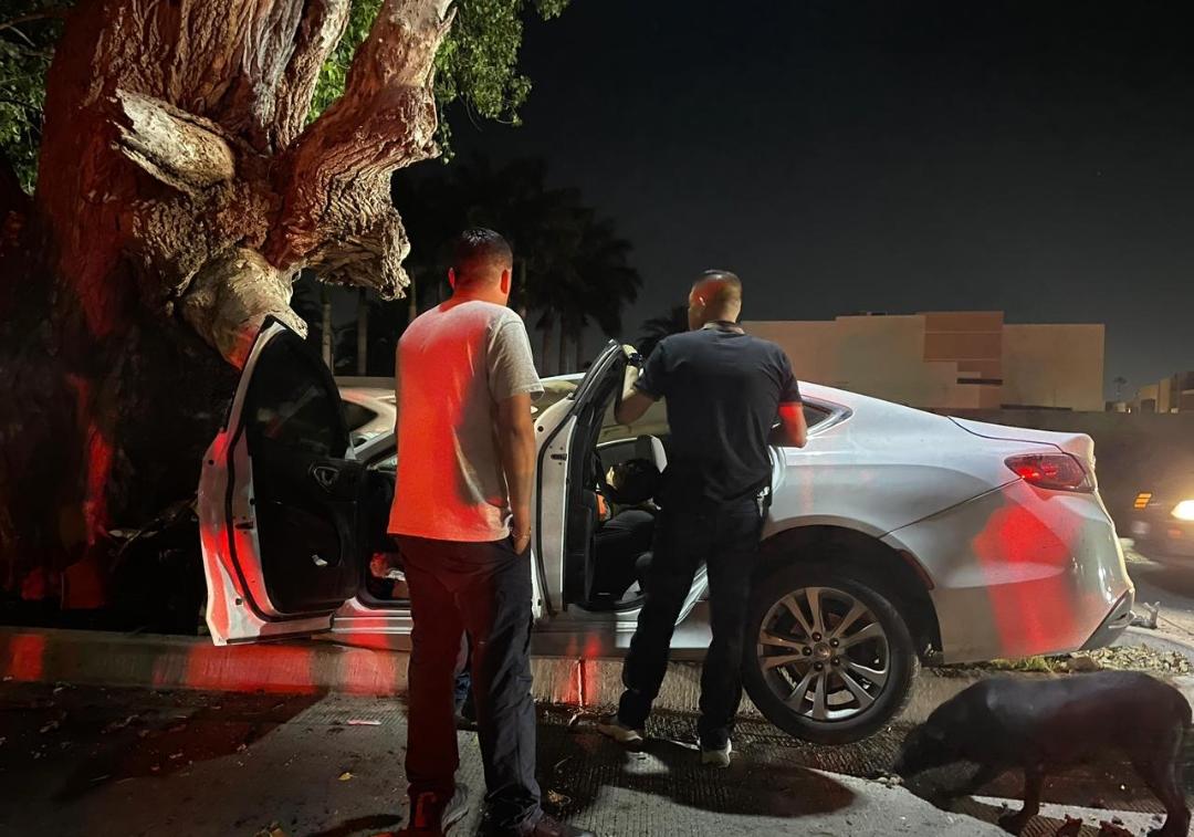 Pierde la vida hombre que se impactó contra un árbol en los Álamos Country de Los Mochis