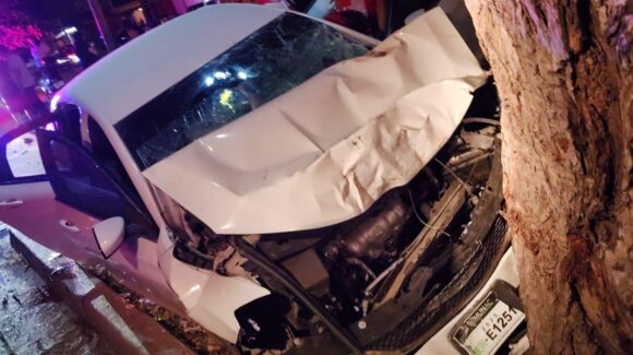 Pierde la vida hombre que se impactó contra un árbol en los Álamos Country de Los Mochis, Sinaloa
