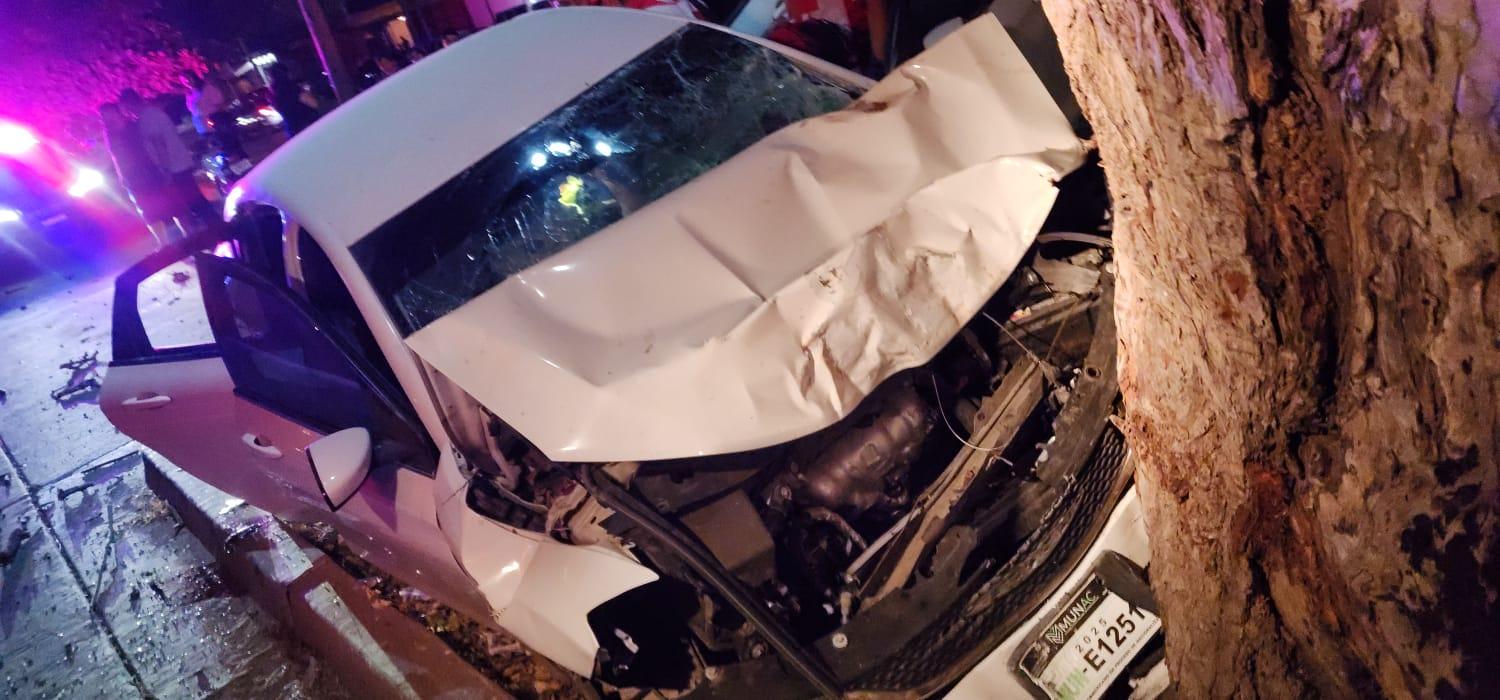 Pierde la vida hombre que se impactó contra un árbol en los Álamos Country de Los Mochis