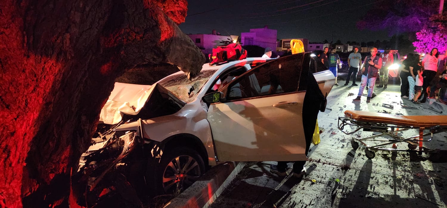 Pierde la vida hombre que se impactó contra un árbol en los Álamos Country de Los Mochis