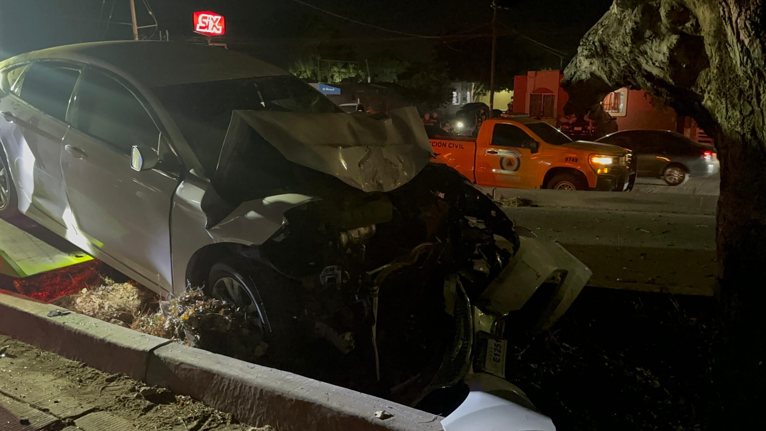 Pierde la vida hombre que se impactó contra un árbol en los Álamos Country de Los Mochis
