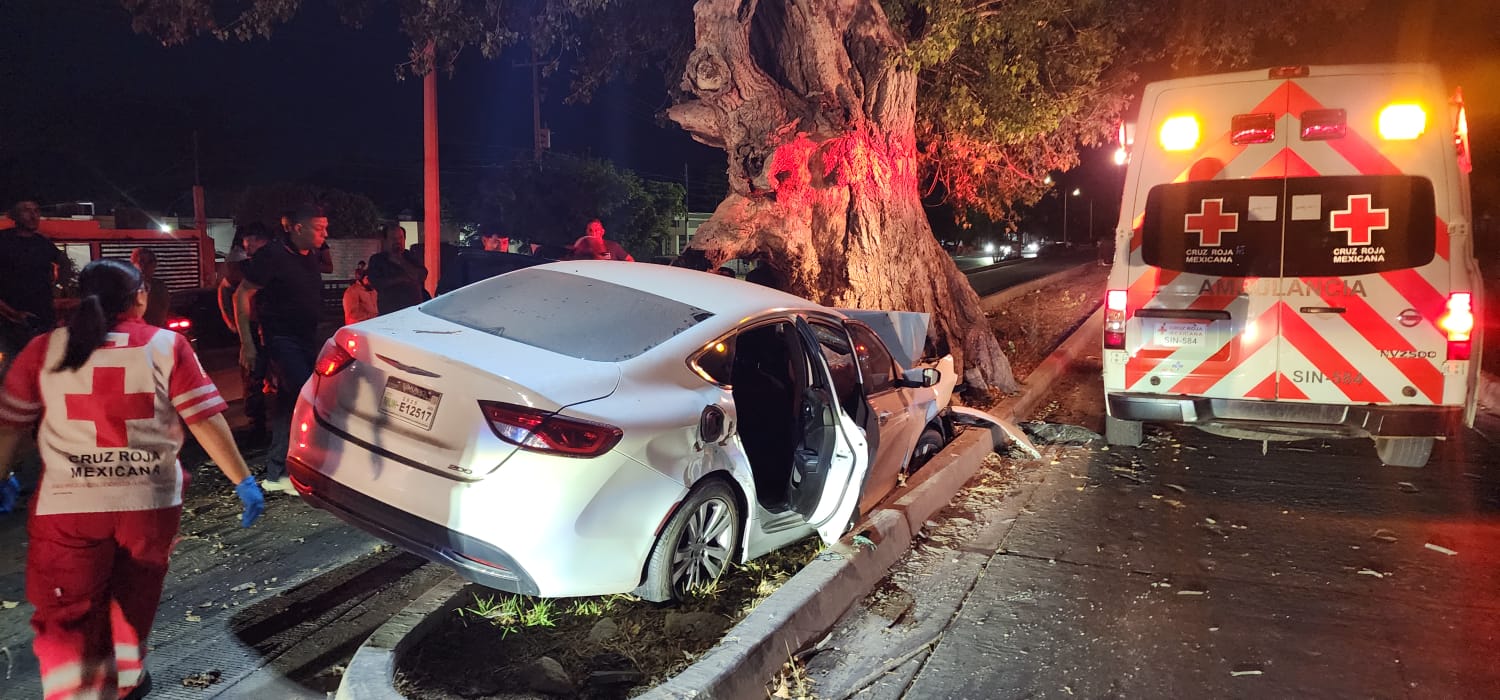 Pierde la vida hombre que se impactó contra un árbol en los Álamos Country de Los Mochis
