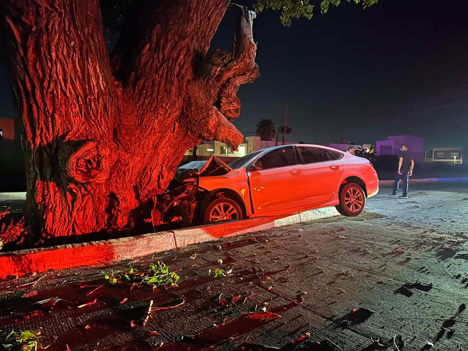Pierde la vida hombre que se impactó contra un árbol en los Álamos Country de Los Mochis, Sinaloa.