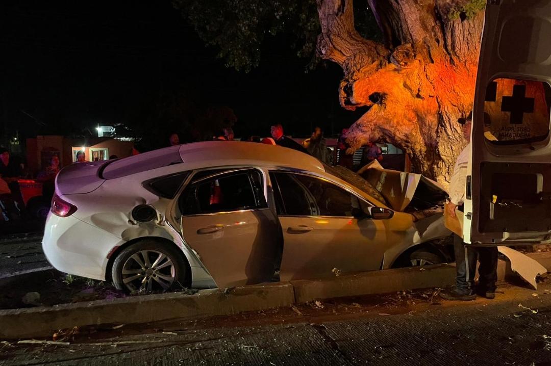 Pierde la vida hombre que se impactó contra un árbol en los Álamos Country de Los Mochis