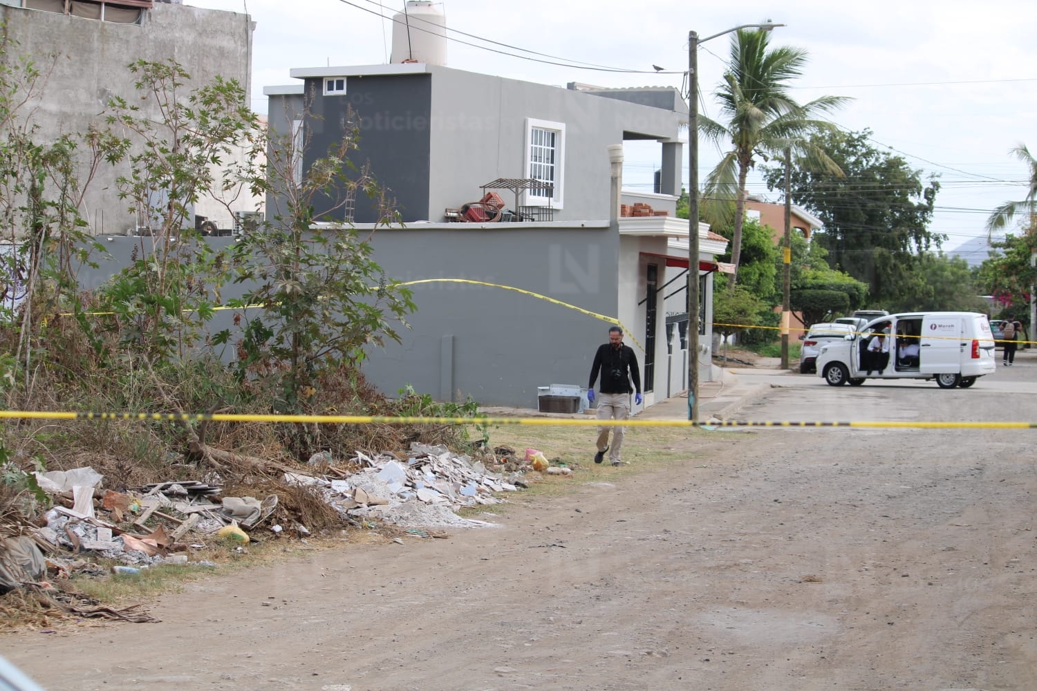 Localizan a hombre sin vida y con huellas de violencia en lote baldío en Mazatlán