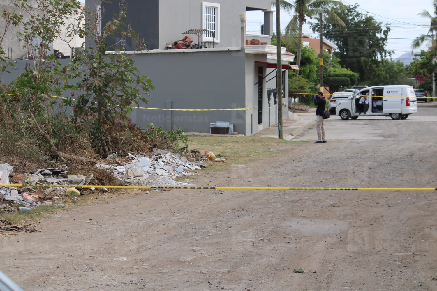 Localizan a hombre sin vida y con huellas de violencia en lote baldío en Mazatlán