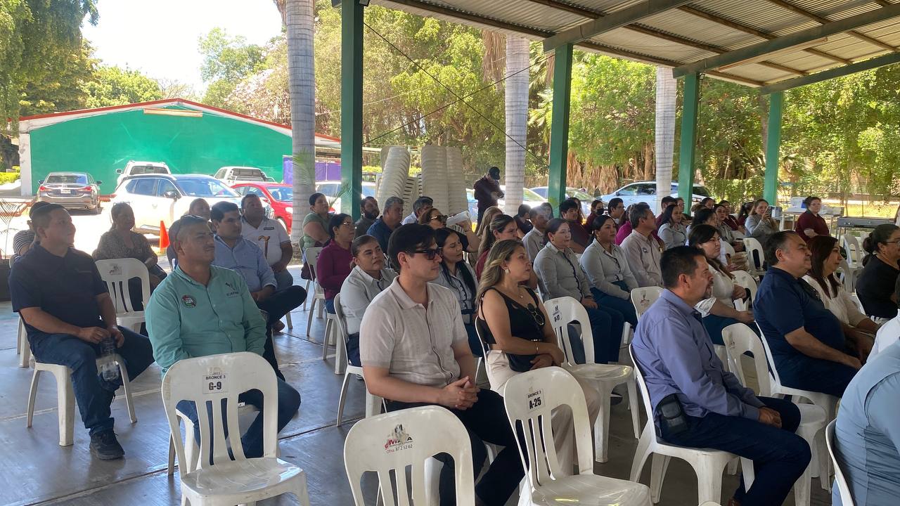 Icatsin Guasave recibe equipamiento de parte de empresario local
