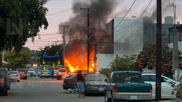 ¡Había personas a su interior! Impactan vehículo contra residencia y la incendian en la colonia Emiliano Zapata de Culiacán, Sinaloa